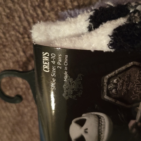 DISNEY BUNDLE OF 4 PAIRS OF NIGHTMARE BEFORE CHRISTMAS SOCKS FITS SHOE SIZE 4-10 - Picture 4 of 10